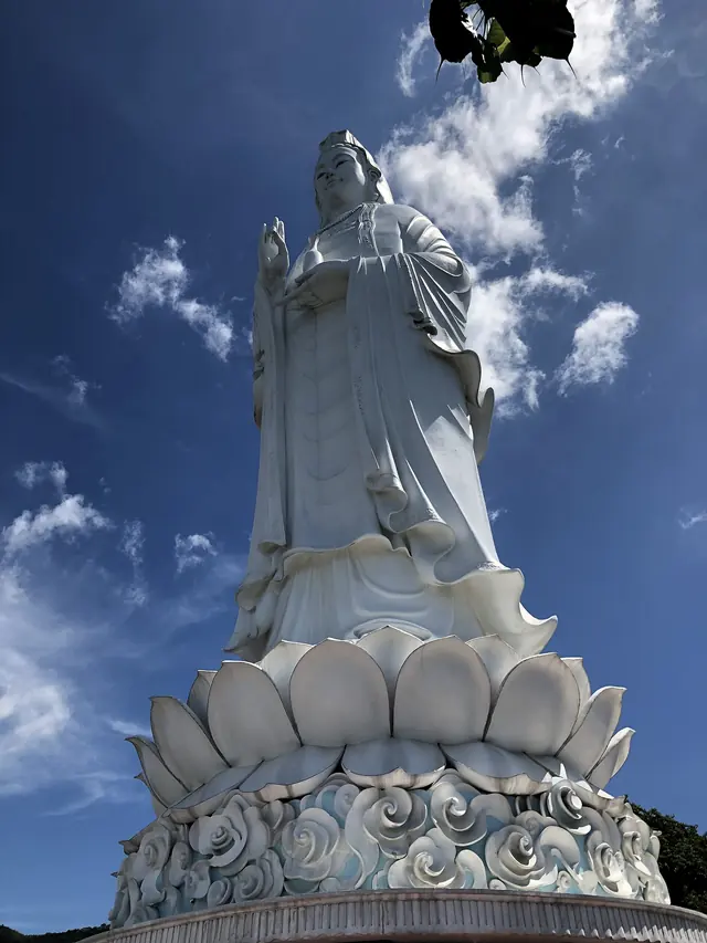 The 67-metre white Lady Buddha statue on its lotus base at Linh Ứng Pagoda